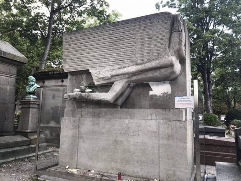 fallen angel shaped tomb of Oscar Wilde