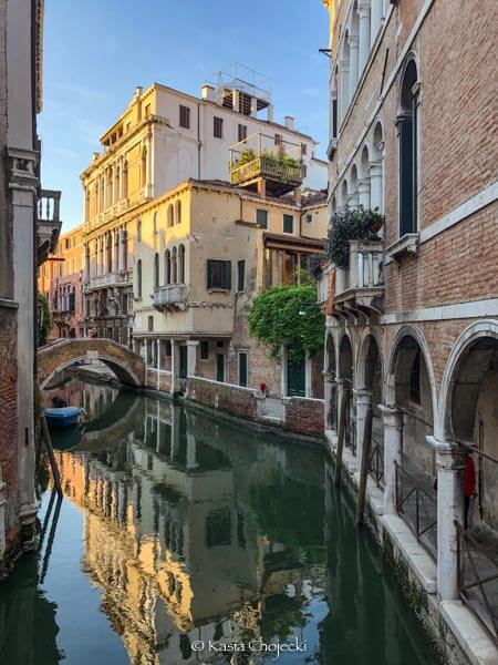 house reflection in the Venetian canal