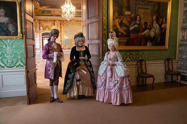 Tour guides dressed in 18th century outfits